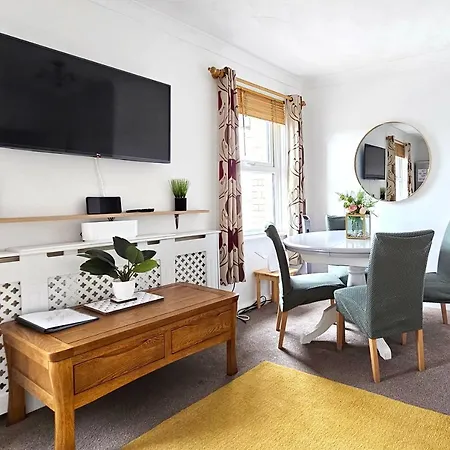 2 Bed Apt W/ Private Parking Close To Town Centre Huntingdon Exterior photo