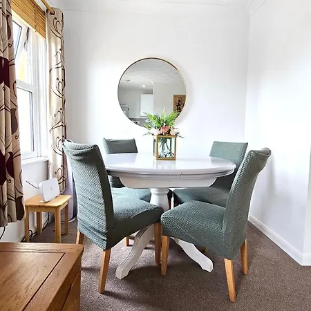 2 Bed Apt W/ Private Parking Close To Town Centre Huntingdon Exterior photo
