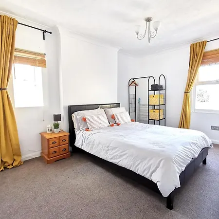 2 Bed Apt W/ Private Parking Close To Town Centre Huntingdon Exterior photo