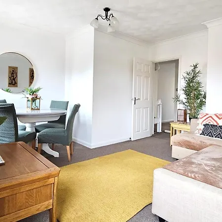 2 Bed Apt W/ Private Parking Close To Town Centre Huntingdon Exterior photo