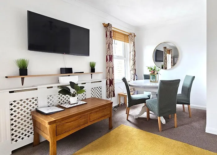 2 Bed Apt W/ Private Parking Close To Town Centre