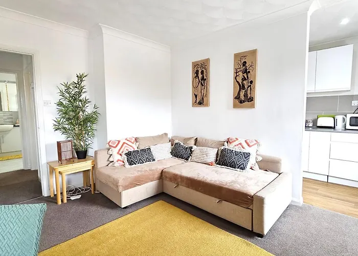 2 Bed Apt W/ Private Parking Close To Town Centre