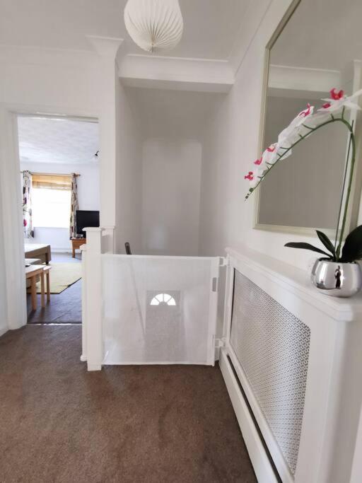 2 Bed W/ Private Parking Close To Town Centre