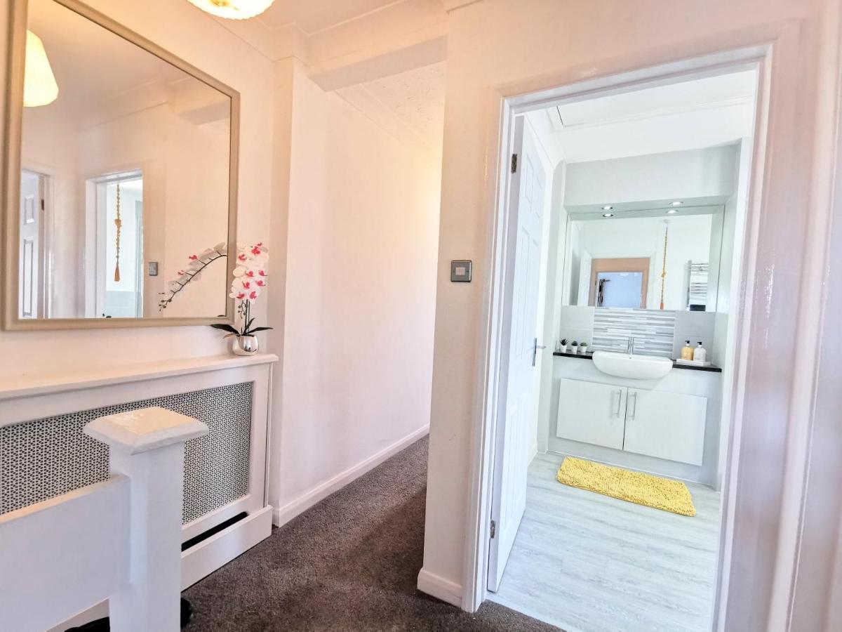 Apartment 2 Bed W/ Private Parking Close To Town Centre *