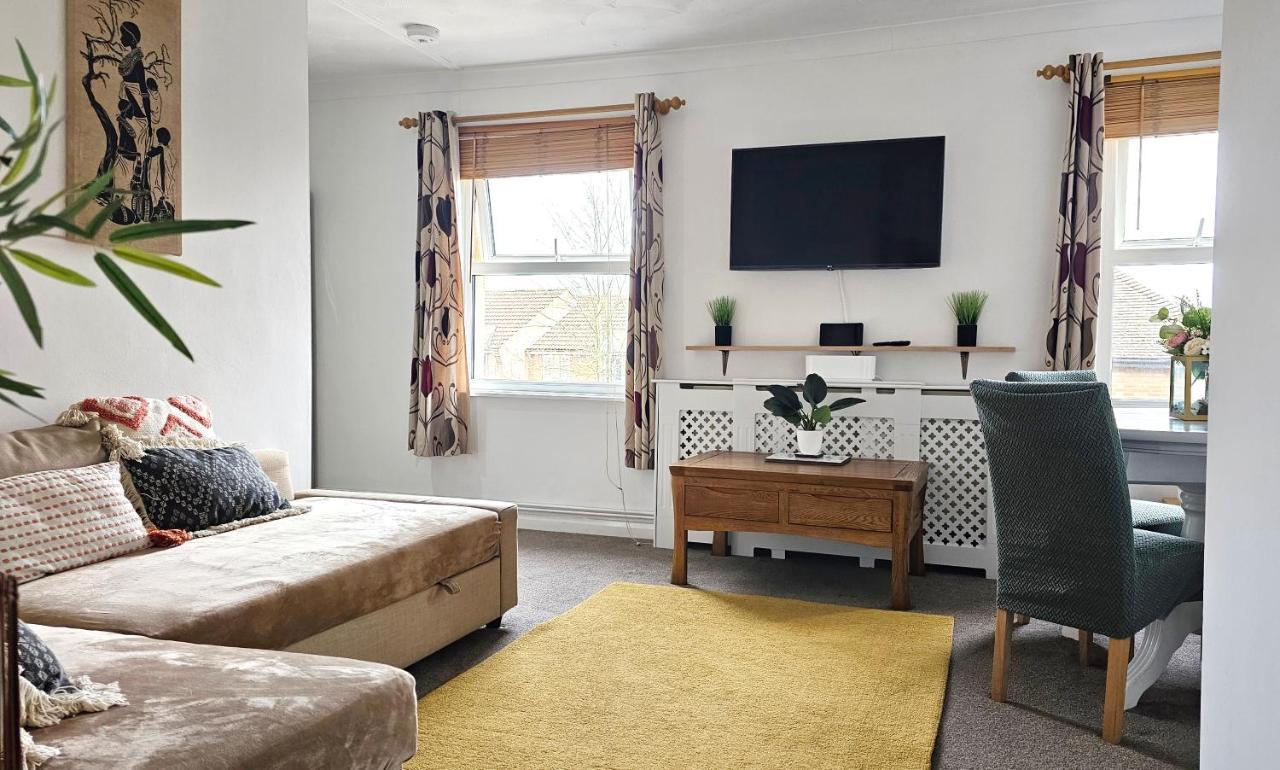 2 Bed W/ Private Parking Close To Town Centre *