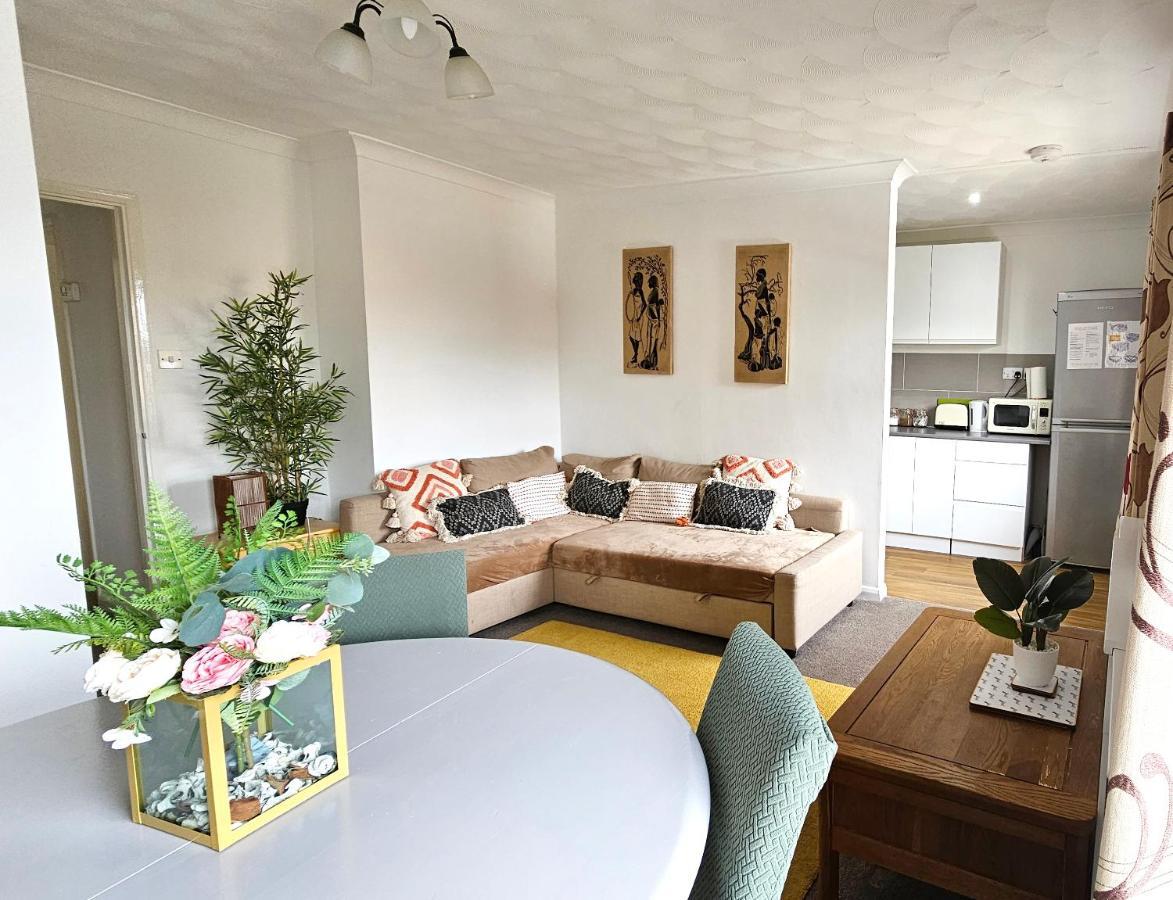 Apartment 2 Bed W/ Private Parking Close To Town Centre *
