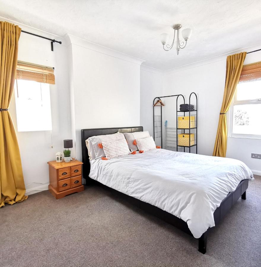2 Bed W/ Private Parking Close To Town Centre Apartment *