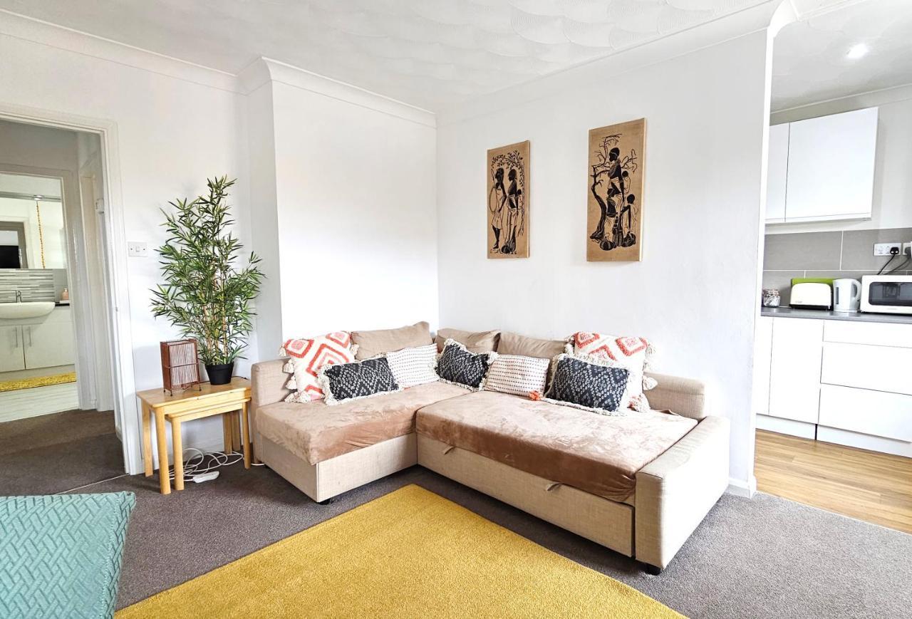 2 Bed W/ Private Parking Close To Town Centre Apartment