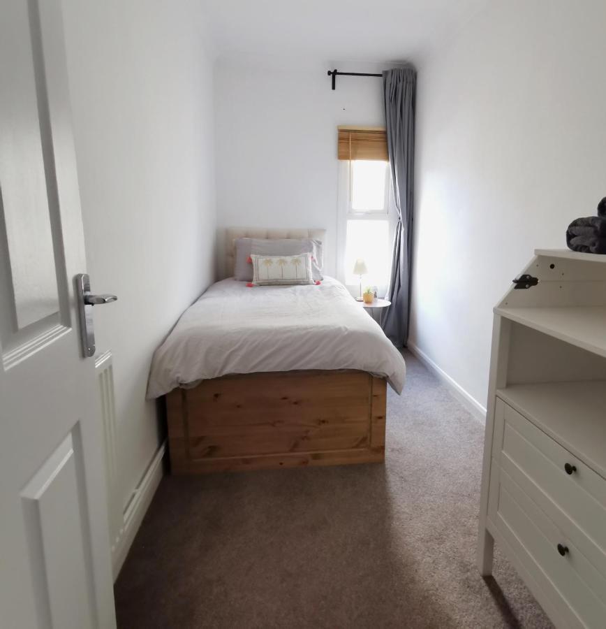 2 Bed W/ Private Parking Close To Town Centre