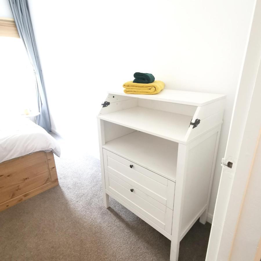 2 Bed W/ Private Parking Close To Town Centre Apartment