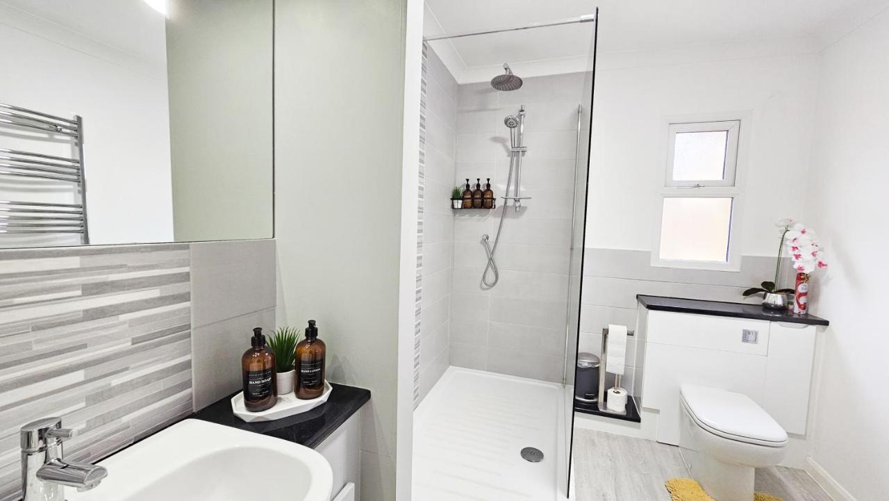 2 Bed W/ Private Parking Close To Town Centre Apartment *